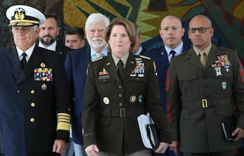 La jefa del Comando Sur de Estados Unidos, Laura Richardson (c), estará por Uruguay la próxima semana.