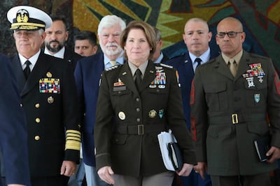 La jefa del Comando Sur de Estados Unidos, Laura Richardson (c), estará por Uruguay la próxima semana.