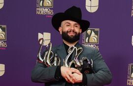 Carin León posa con sus estatuillas tras la ceremonia de los Premios Lo Nuestro, en la que se convirtió en uno de los principales ganadores.