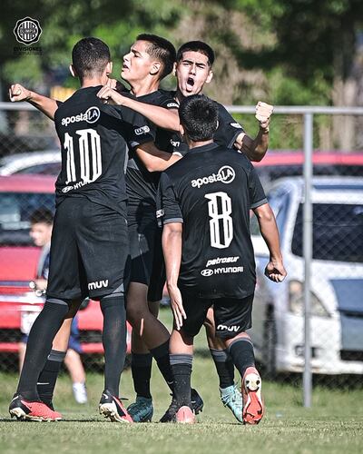 Los franjeados festejando la goleada ante Ameliano