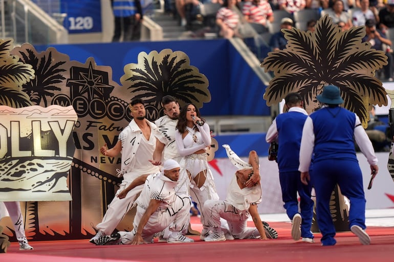 La cantante brasileña Anitta (C) actúa durante el espectáculo previo al partido de la fase de grupos de la Copa Mundial de la FIFA 2026.