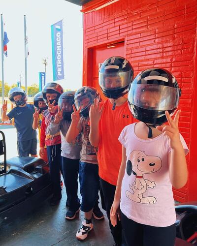 Los emocionados niños posan para la foto, antes de iniciar una de las actividades de la "Colonia de Vacaciones".
