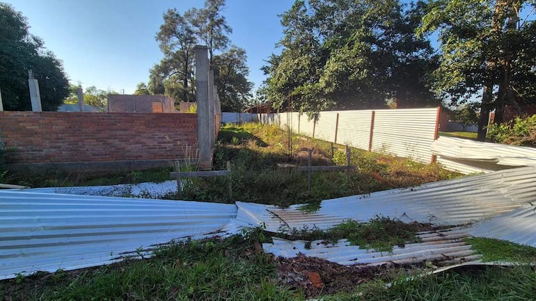 La imagen corresponde al Colegio Nacional Sebastian de Yegros de Santaní que está abandonada del agosto de 2025