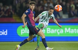 BARCELONA, 05/04/2025.- El delantero brasileño del Betis Antony (d), intenta un lanzamiento ante el defensa del Barcelona Pau Cubarsí durante el encuentro correspondiente a la jornada 30 de Laliga EA Sports que disputan hoy sábado FC Barcelona y Betis en el Estadio Olímpico Lluis Companys de Barcelona. EFE / Alejandro García