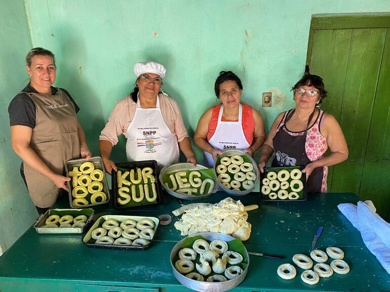 En la foto se observa, de izquierda a derecha, a Noemí Riquelme, Elena Génez, Celina Vera y Ña Lola Vera, quienes este año volverán a preparar la chipa en la ex cantera del Cerro Acahay.