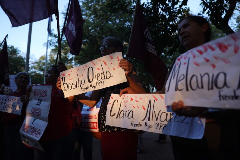 Mujeres sostienen carteles durante una marcha como parte del Día Internacional de Eliminación de la Violencia contra la Mujer este martes, en Asunción (Paraguay). 