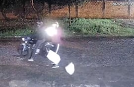 Momento en que los sicarios arrojan panfletos de amenaza y disparan contra la casa de una vecina que denunció a la supuesta narcotraficante Hipólita Penayo Mendieta, alias Abuelita. Fue en Hernandarias.