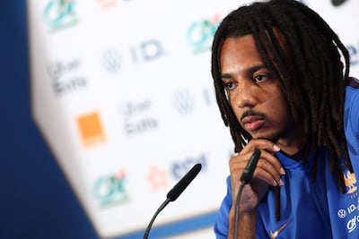 El defensa de Francia, Jules Koundé, ofrece una conferencia de prensa en la Universidad Bentley en Boston el 2 de julio de 2026, antes del partido de octavos de final de la Copa Mundial de Fútbol 2026 entre Francia y Paraguay.