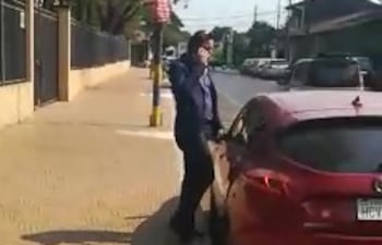 La denunciante filmó el momento en que el hombre se encontraba cerca de su vehículo. Lo increpó y este terminó huyendo.