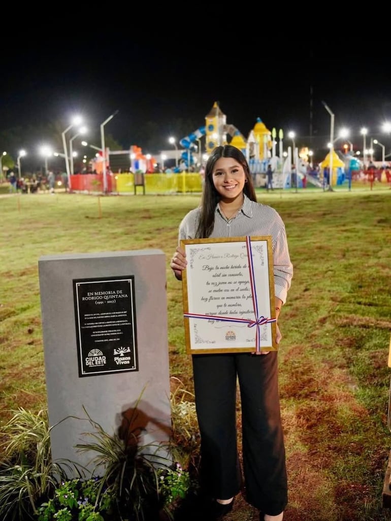 Sol Quintana, en la inauguración de la Plaza Rodrigo Quintana en Ciudad del Este.