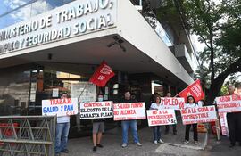 Los tres funcionarios que plantearon el amparo constitucional fueron cesados de cargos de confianza en el Ministerio del Trabajo. Foto ilustrativa