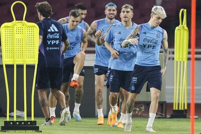 Alejandro Garnacho encabeza el lote de jugadores de la selección argentina durante la práctica de ayer en el estadio Gelora Bung Karno, en Yakarta, donde hoy enfrentará en cotejo amistoso a Indonesia.