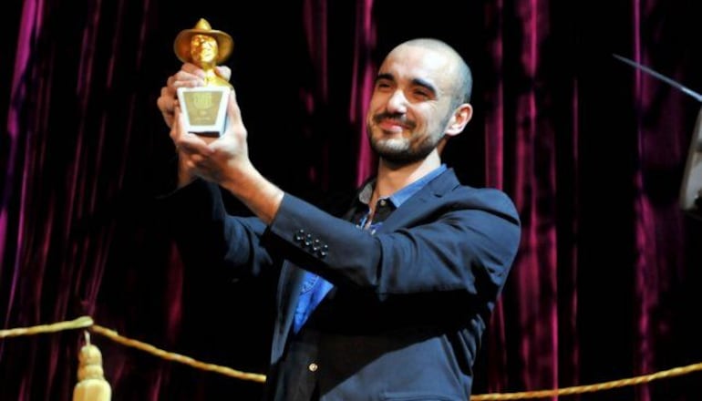 Abel Pintos con uno de los tres premios Gardel de Oro que recibió a lo largo de su carrera.