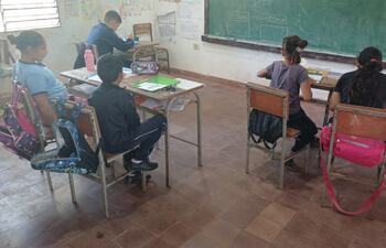 Los alumnos de la escuela Arsenio Vázquez de San Joaquín, recicla cuadernos para poder hacer las tareas.
