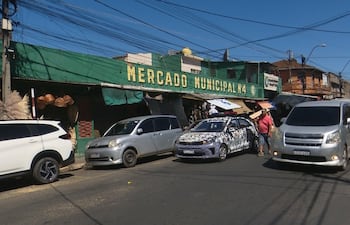 Fachada del edificio central del Mercado Municipal N° 4 de Asunción.