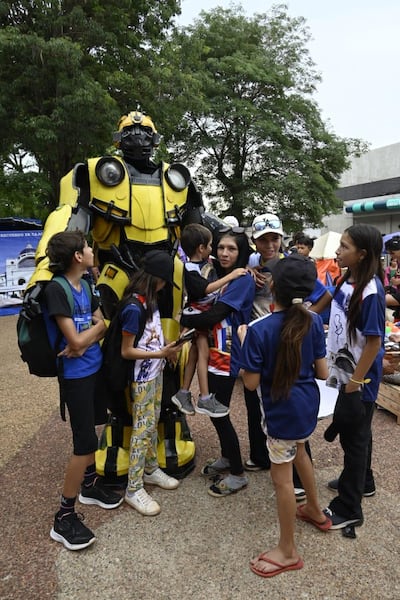 Los Transformes acapararon la atención de los chicos en Caacupé.