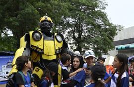 Los Transformes acapararon la atención de los chicos en Caacupé.