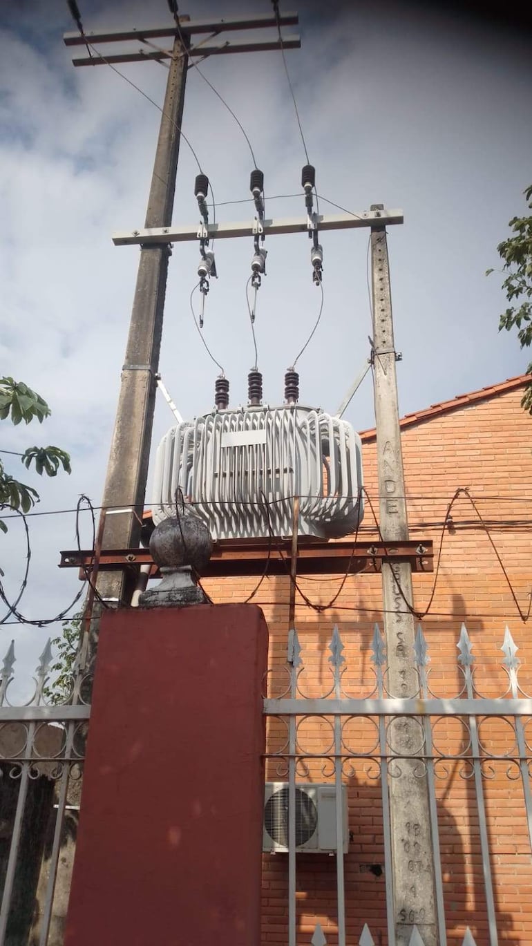 El transformador averiado que alimenta de energía al Colegio Nacional Pablo L. Ávila de Asunción.