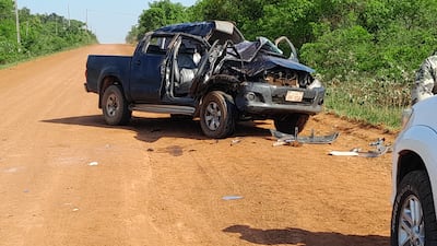 Así quedó la camioneta accidentada con los miembros de la FTC y Senad en un camino de Puentesiño. (gentileza)
