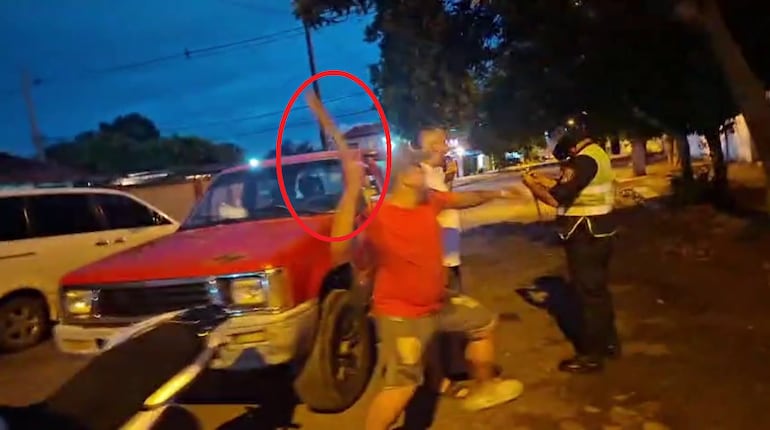 Momento en que uno de los detenidos agredió con un palo a un agente policial.