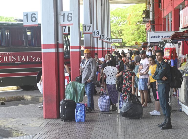 Con maletas y bolsas, la gente ya comienza a viajar hacia el interior del país, con miras a las fiestas de fin de año.