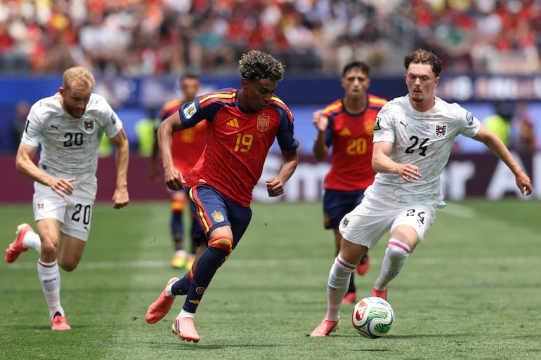 Lamine Yamal de España controla el balón ante Paul Wanner de Austria durante el partido de octavos de final de la Copa Mundial de la FIFA 2026 entre el Ganador del Grupo H y el Segundo del Grupo J en el Los Angeles Stadium , en Inglewood, California.