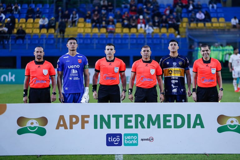 Los capitanes de ambos equipos posan junto a la terna arbitral antes del comienzo del partido.
