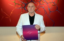 Christian Ceuppens junto a su Libro Catálogo.