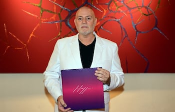 Christian Ceuppens junto a su Libro Catálogo.