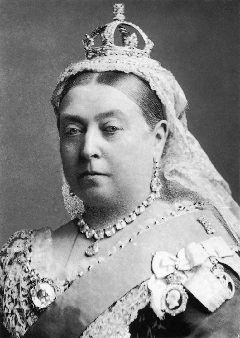 Reina Victoria de Inglaterra (1819–1901), fotografiada por Bassano en 1882. Negativo de copia en vidrio, formato medio placa.