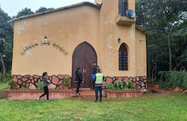 Efectivos policiales verifican la puerta principal que fue violentada por los delincuentes.