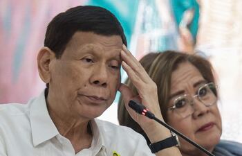 El expresidente de Filipinas, Rodrigo Duterte (i) y la ex senadora Leila De Lima (d). Está acusado de tres cargos por lesa humanidad.