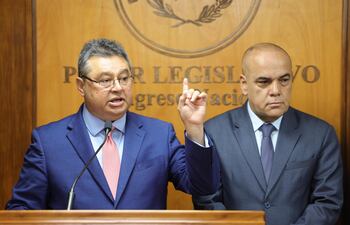 Gustavo Leite, en conferencia de prensa junto a Basilio Núñez.