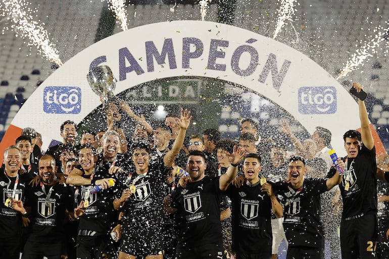 Los jugadores de Libertad celebran con el trofeo de campeón la conquista de la Supercopa Paraguay 2024 después de superar a Olimpia en la final en el estadio Defensores del Chaco, en Asunción, Paraguay.
