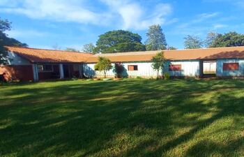 Escuela Básica N° 1.932 “Batalla de Pikysyry” de Paso Yobái, ubicada a solo 15 metros de la plantación de soja sin barrera de protección.