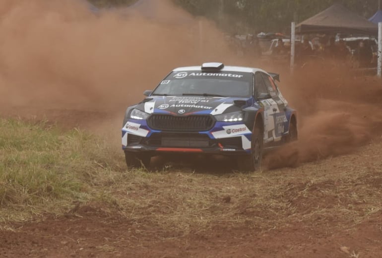 El Skoda Fabia RS Rally2 de Fau Zaldívar en la clasificación del Rally del Chaco en el Autódromo Víctor Rubén Dumot, en Capiatá, Paraguay.