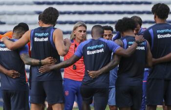 El seleccionador de Ecuador, Sebastián Beccacece, dirige un entrenamiento en Guayaquil, en el estadio George Capwell en Guayaquil (Ecuador).