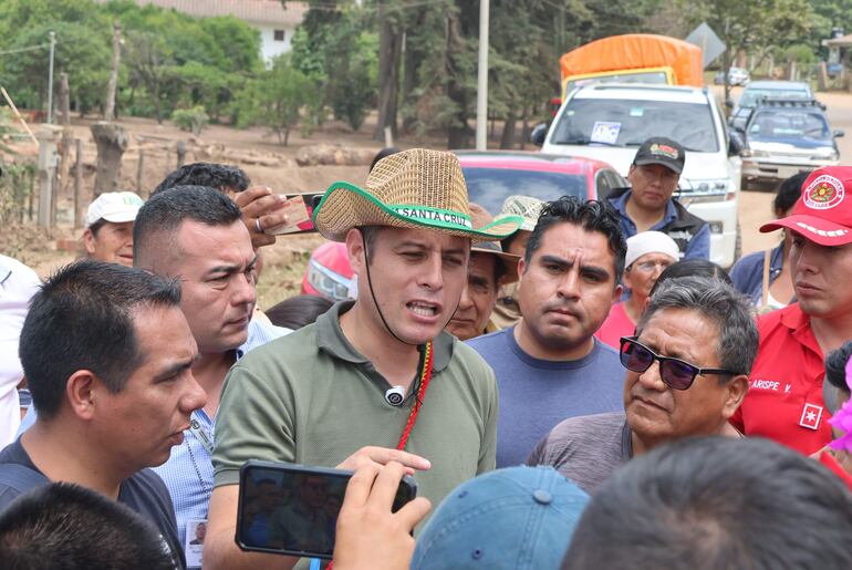 El vicepresidente de Bolivia, Edmand Lara (c), habla con personas durante una visita a la comunidad de Achira, en el municipio de Samaipata (Bolivia).