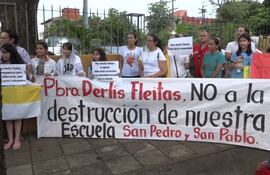 Vecinos de la escuela San Pedro y San Pablo protestaron ayer en el barrio River Plate.