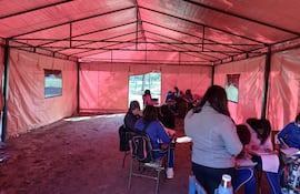 Los alumnos de la escuela Nueva Asunción, dan clases bajo carpas ante la falta de aulas.