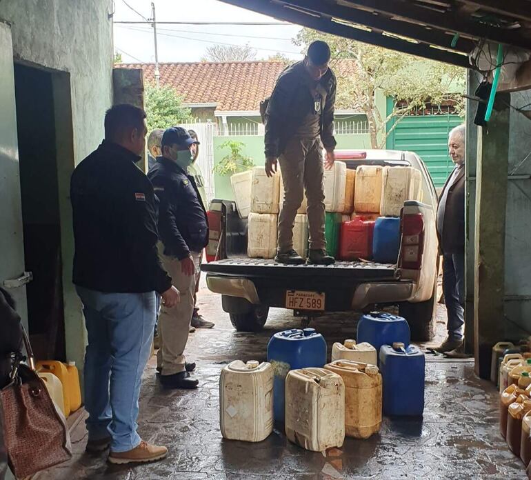 Los intervinientes incautaron los bidones de combustible.