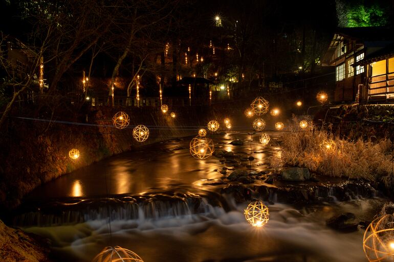 Río con faroles e iluminación nocturna Yuakari en zona de aguas termales. Kurokawa Onsen, en Kumakoto, Japón. Foto TOYOKAZU.Y/Shutterstock.com, facilitada por Journalistic.org.