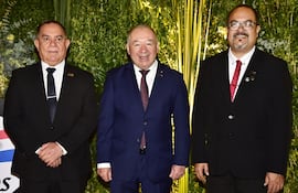 Tomás Ruiz, tesorero del Centro de Despachantes de Aduanas del Paraguay; Alfredo Estigarribia, presidente en ejercicio, y Julio Concha, vicepresidente segundo.
