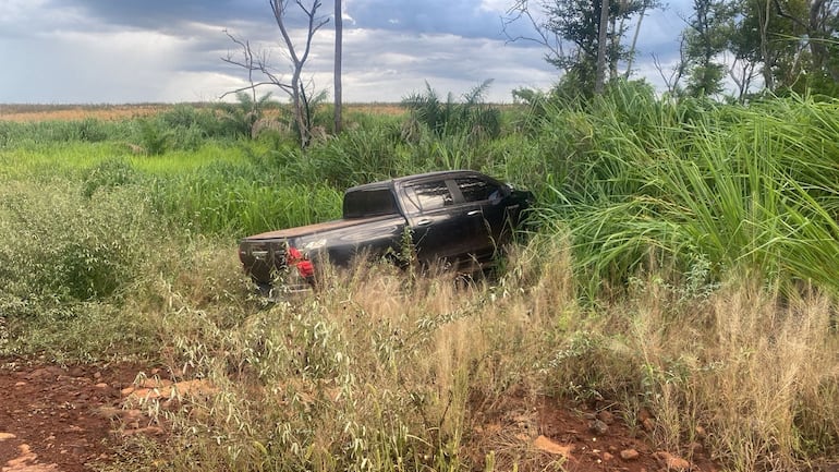 La camioneta fue abandonada por los ocupantes que lograron huir.