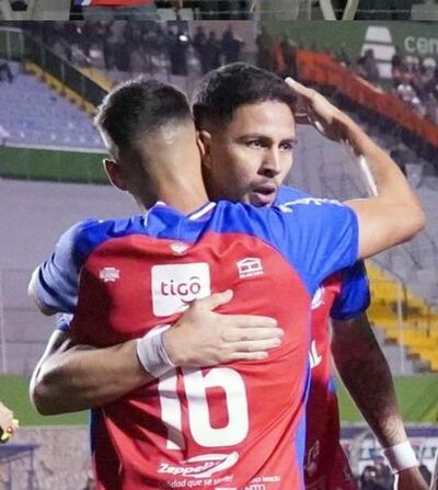 El santaniano Pedro Federico Báez (28 años), luego de registrar su segunda anotación seguida en la Copa Centroamericana para el Xelajú.