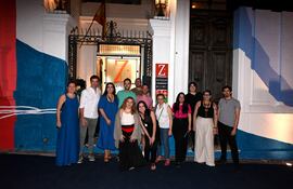 En la imagen se observa a la embajadora de España Carmen Castiella Ruiz de Velasco, Lía Colombino y a todo el equipo que hizo posible la nueva fachada.