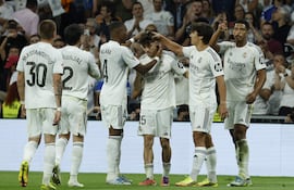 El centrocampista del Real Madrid Jude Bellingham (d) celebra el gol marcado ante el Athletic durante el partido de la última jornada de LaLiga que Real Madrid y Athletic Club disputan este sábado en el estadio Santiago Bernabéu.
