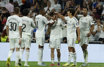 El centrocampista del Real Madrid Jude Bellingham (d) celebra el gol marcado ante el Athletic durante el partido de la última jornada de LaLiga que Real Madrid y Athletic Club disputan este sábado en el estadio Santiago Bernabéu.