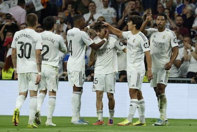 El centrocampista del Real Madrid Jude Bellingham (d) celebra el gol marcado ante el Athletic durante el partido de la última jornada de LaLiga que Real Madrid y Athletic Club disputan este sábado en el estadio Santiago Bernabéu.