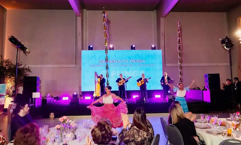 "Serenata Rosa" organizado por FUNCA se realizó en el Salón Socios Veteranos de la Guerra del Chaco del Club Centenario. 